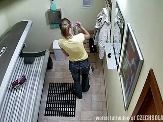 La femmina si sedette video amatoriali italiani hard sul cappuccio e saltò su di esso
